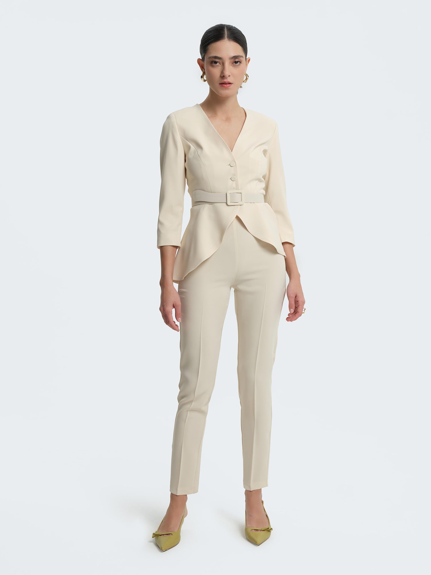 Giacca con cintura e volant