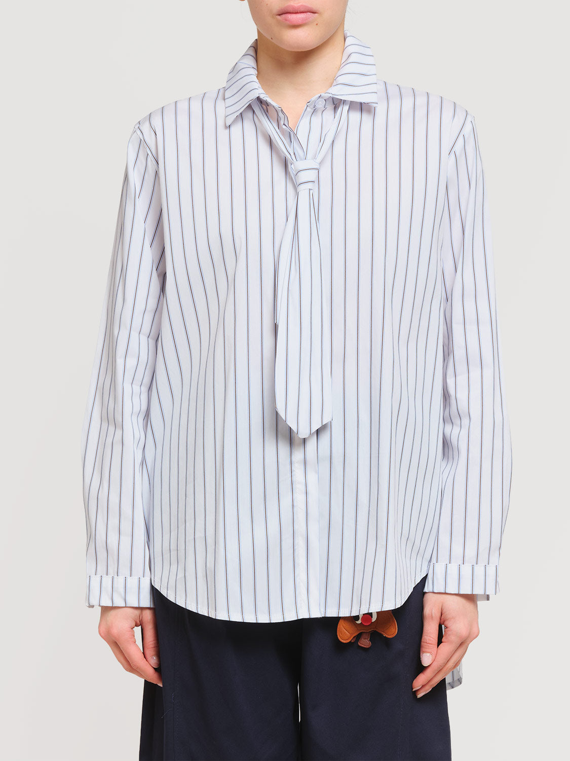 Camicia a righe con cravatta