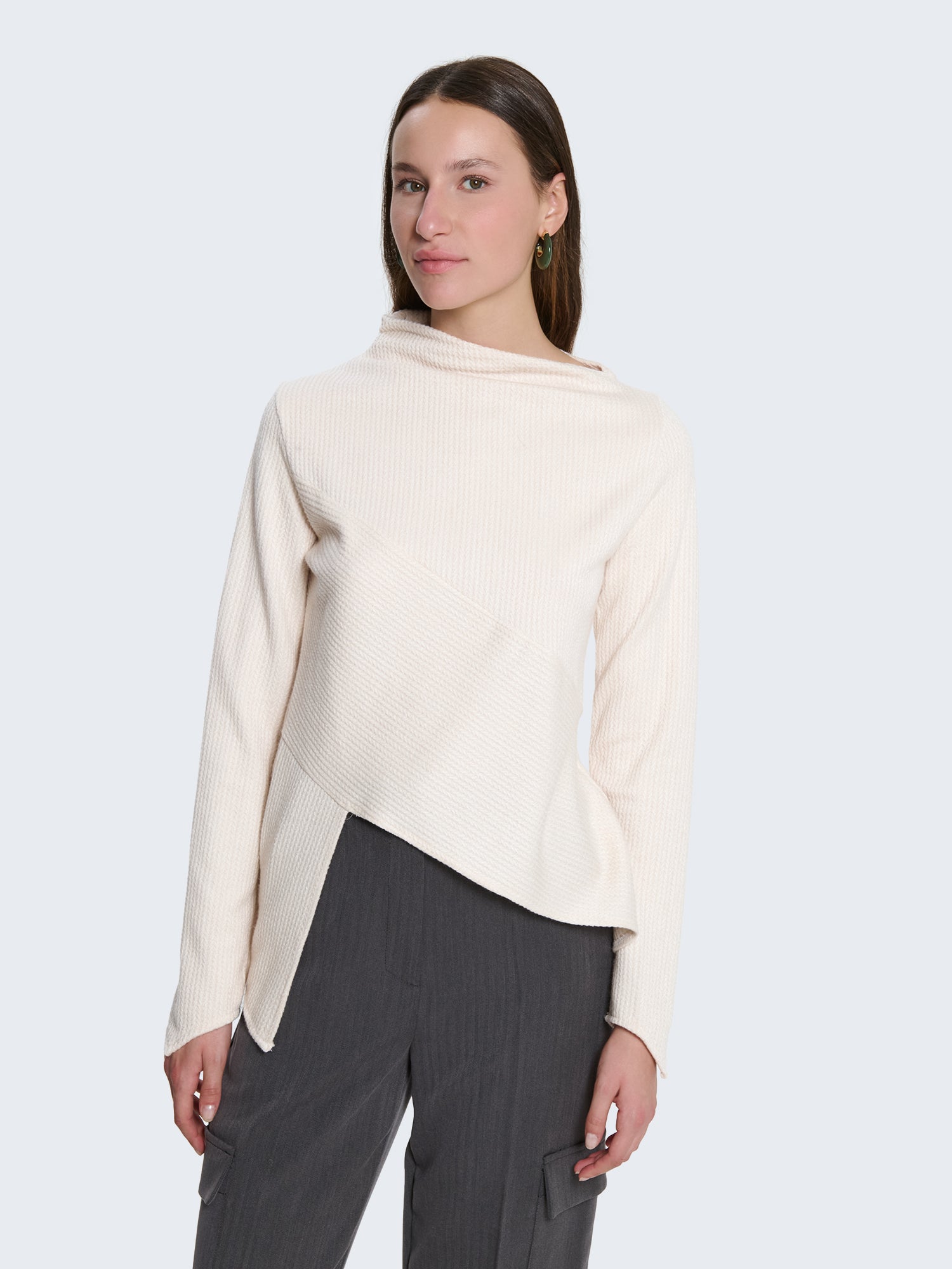 Maglia morbida con taglio asimmetrico