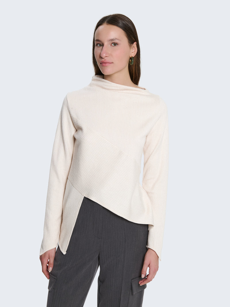 Maglia morbida con taglio asimmetrico