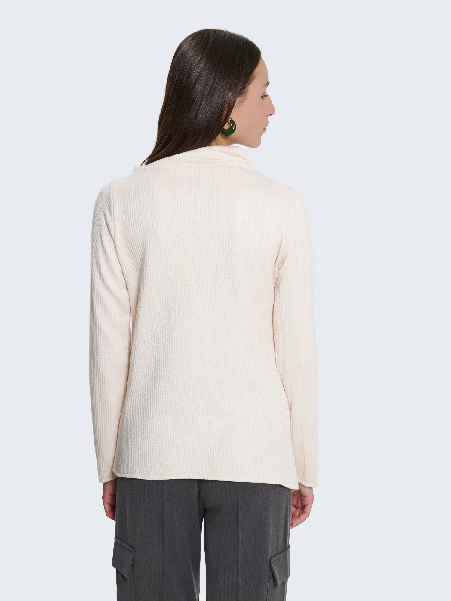Maglia morbida con taglio asimmetrico