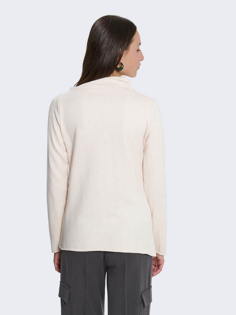 Maglia morbida con taglio asimmetrico
