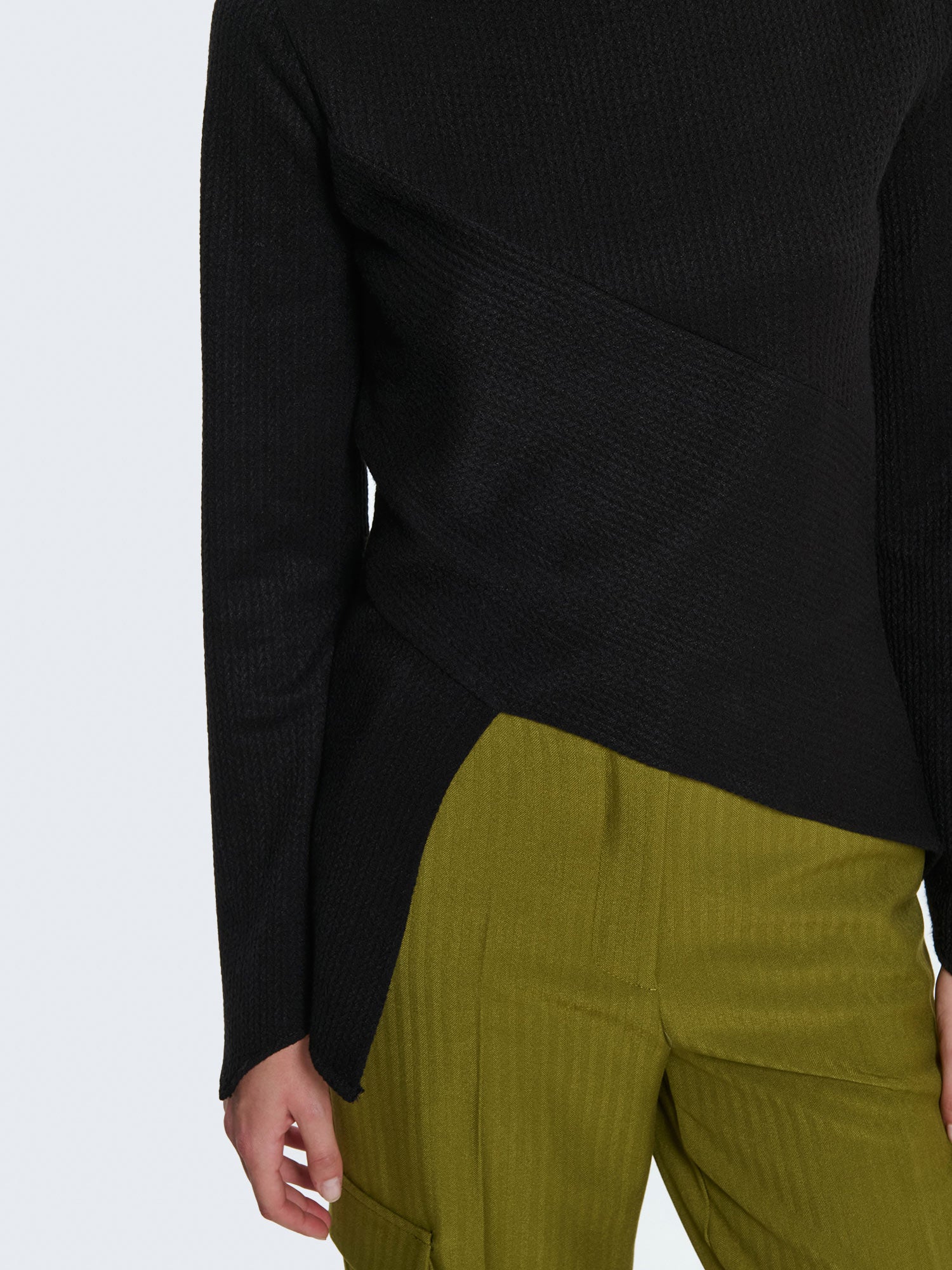 Maglia morbida con taglio asimmetrico