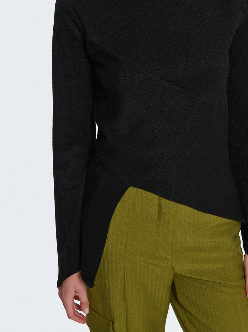 Maglia morbida con taglio asimmetrico