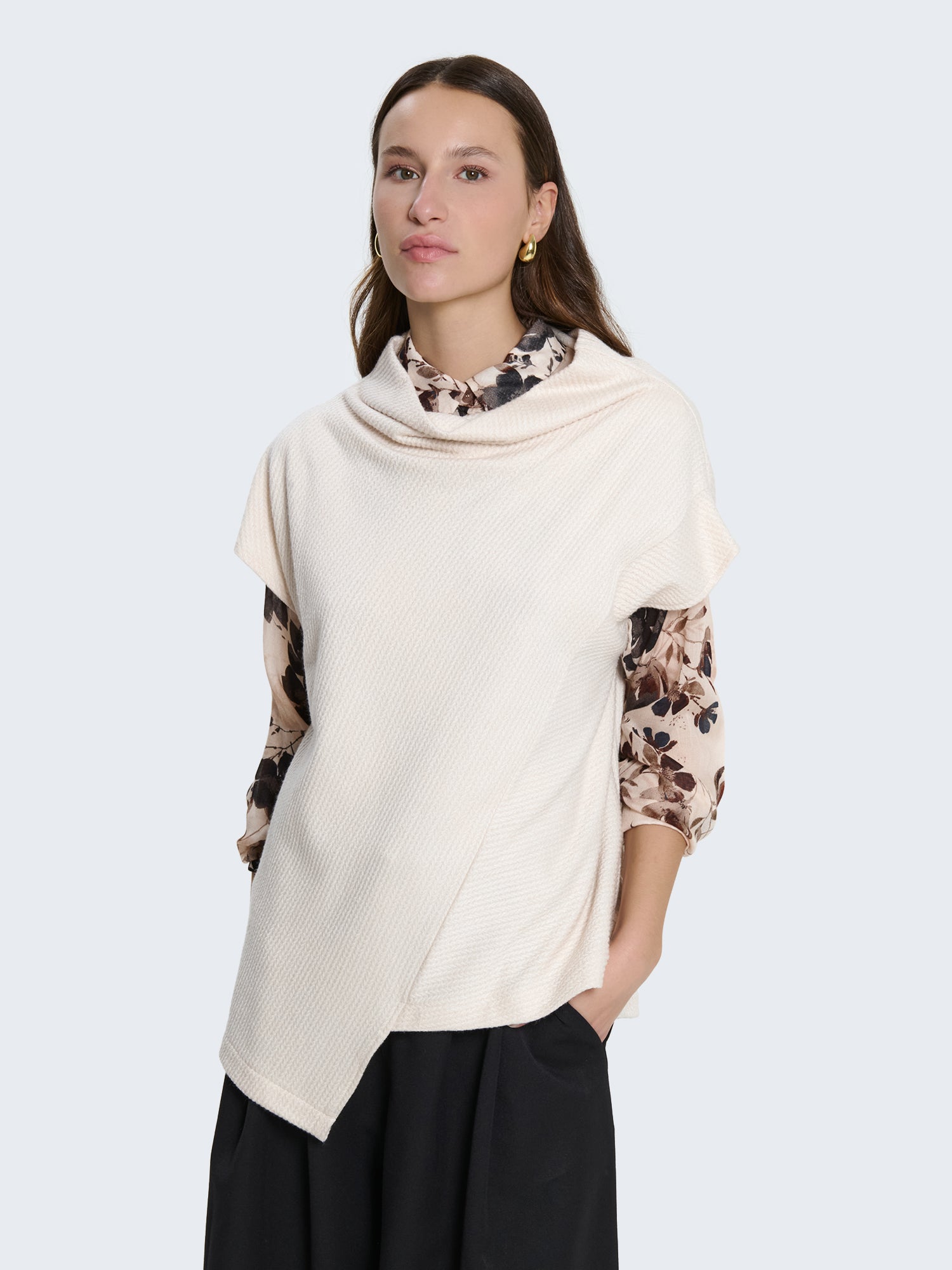 Maglia senza maniche con taglio asimmetrico