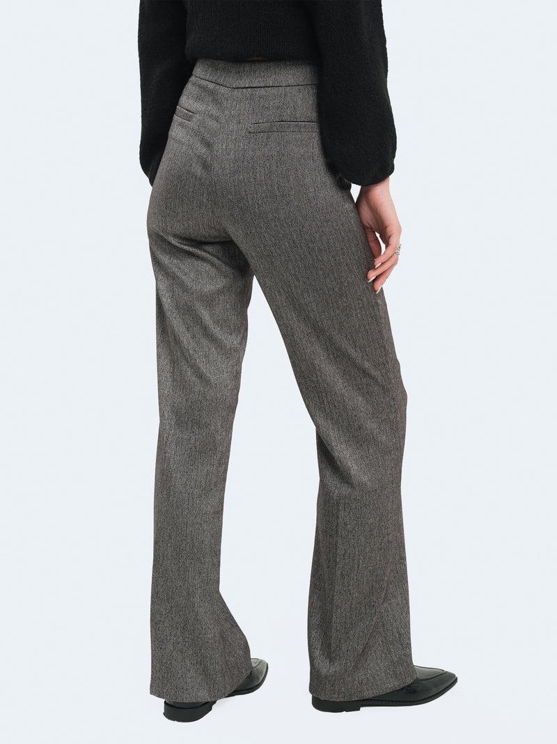 Pantaloni spigati svasati