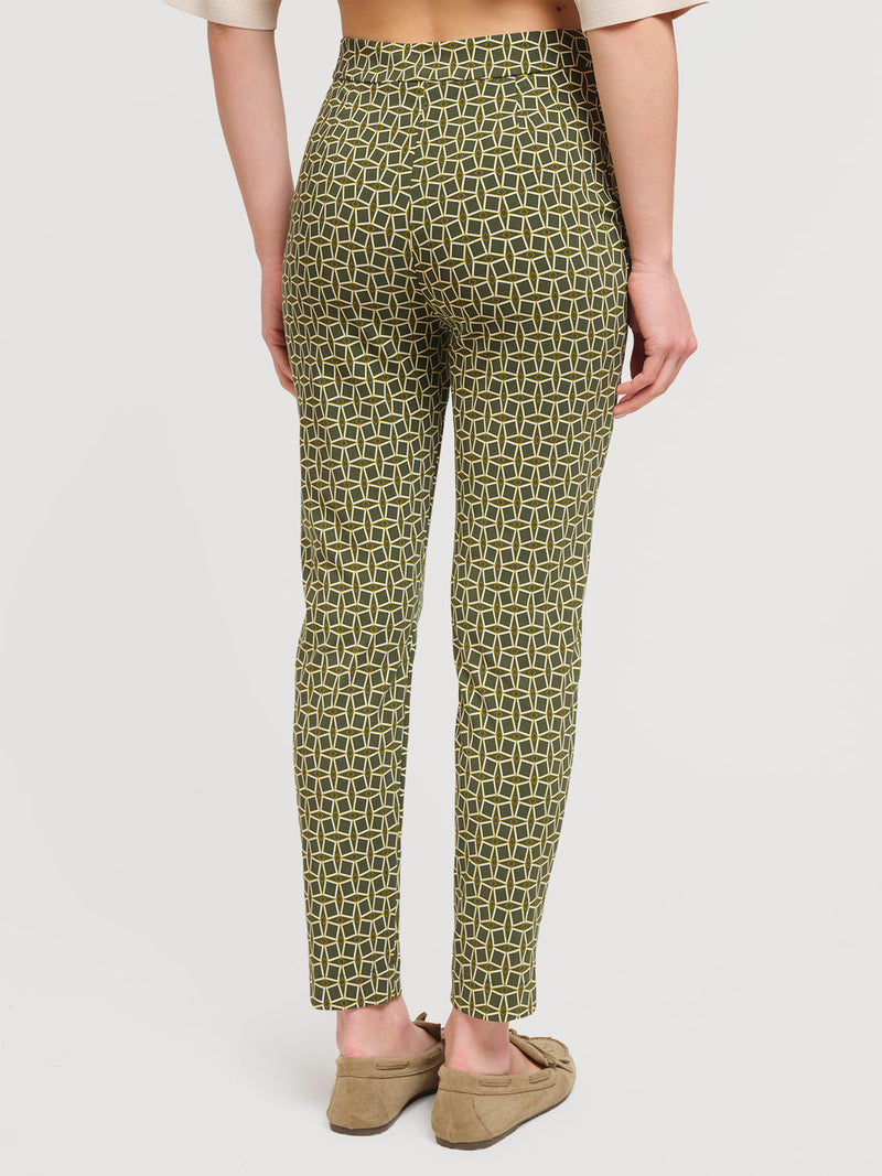 Pantalone carota con fantasia geometrica