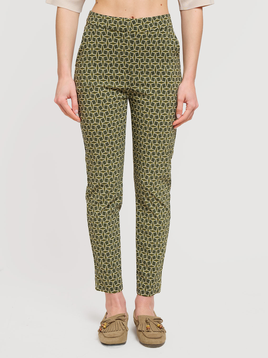 Pantalone carota con fantasia geometrica