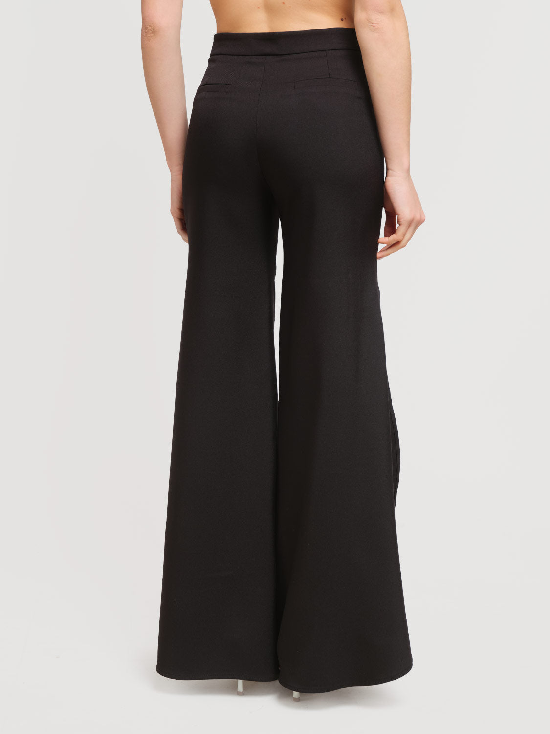 Pantalone con spacchi laterali
