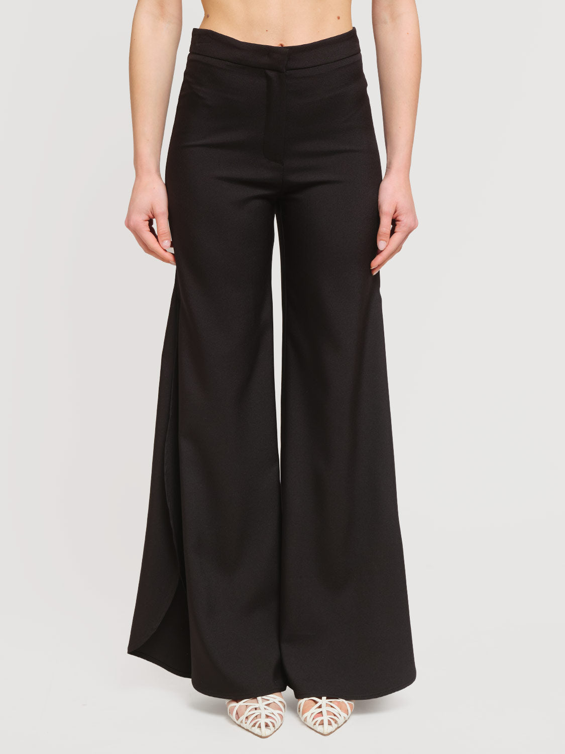Pantalone con spacchi laterali