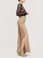 Pantalone con spacchi laterali