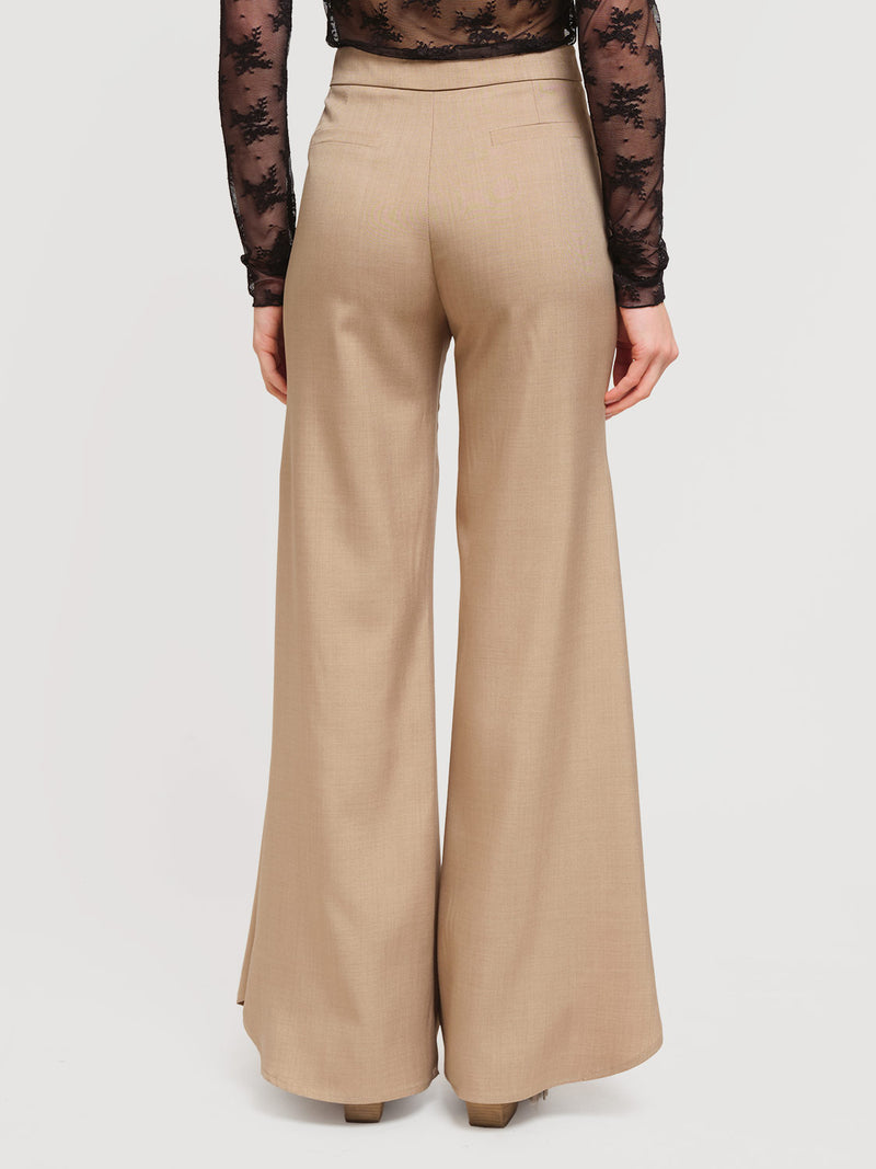 Pantalone con spacchi laterali