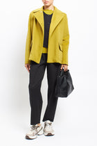 Cappotto corto asimmetrico con doppio bottone