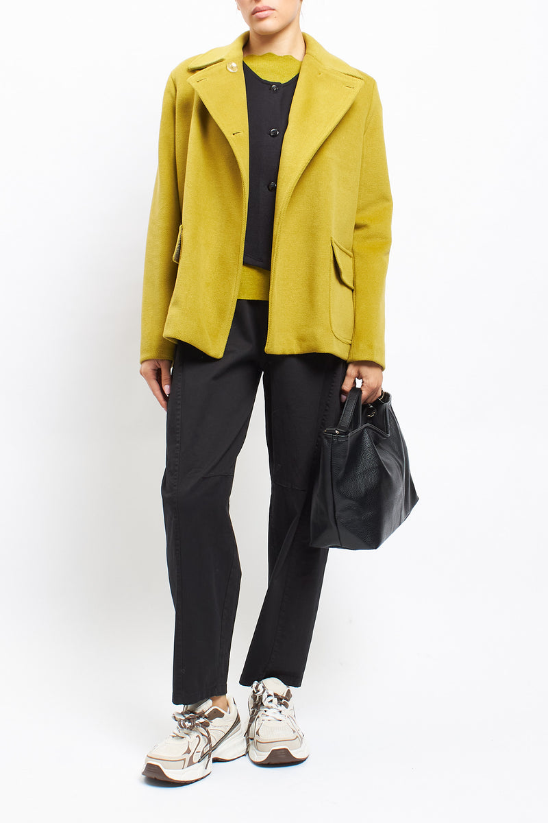 Cappotto corto asimmetrico con doppio bottone