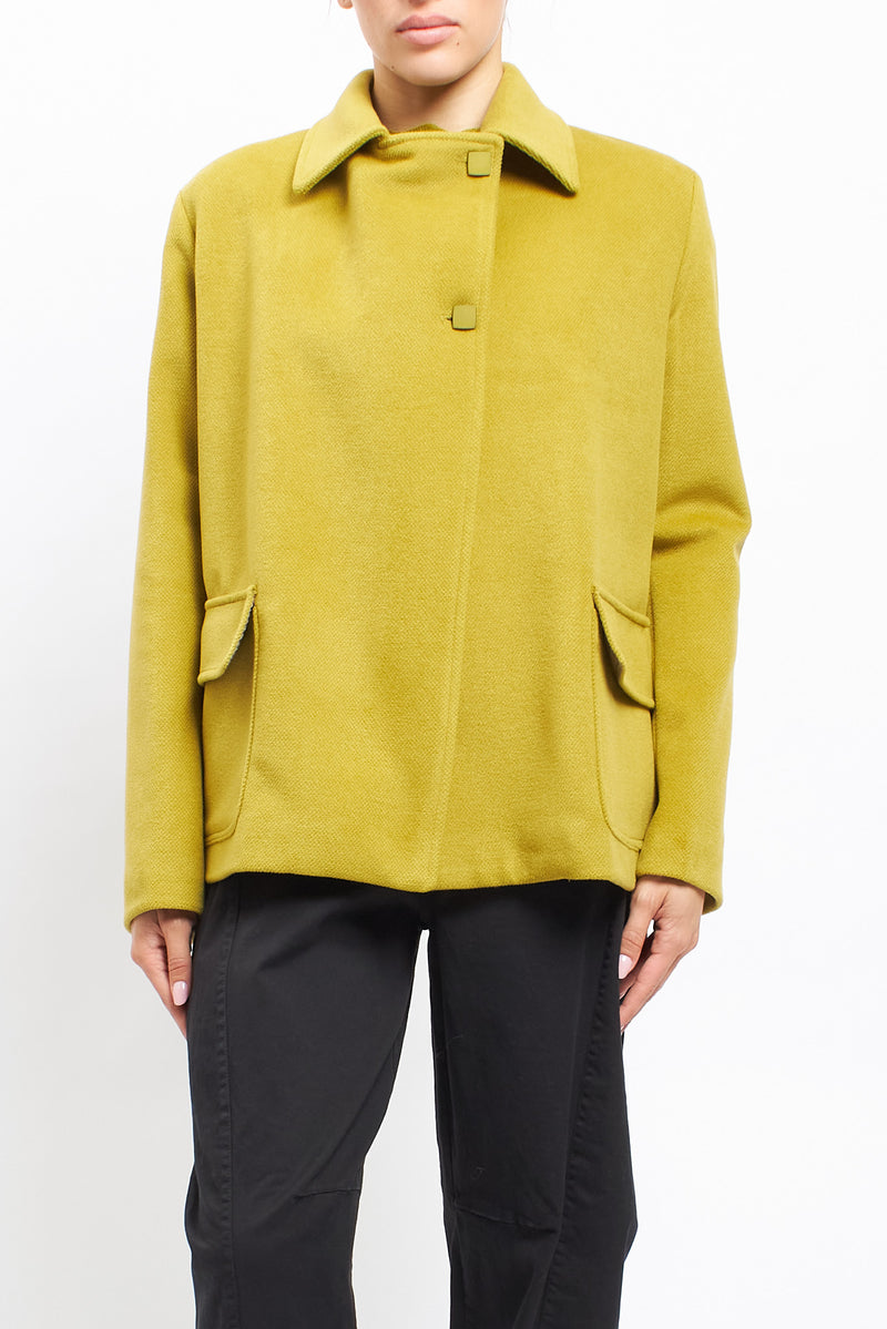 Cappotto corto asimmetrico con doppio bottone