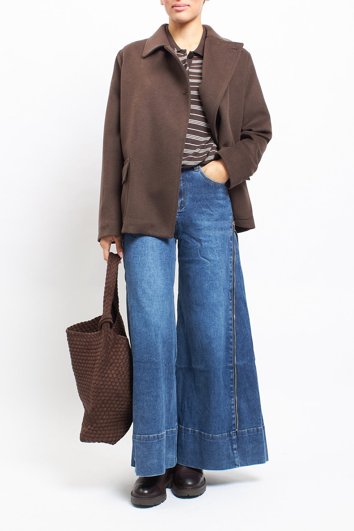 Cappotto corto asimmetrico con doppio bottone