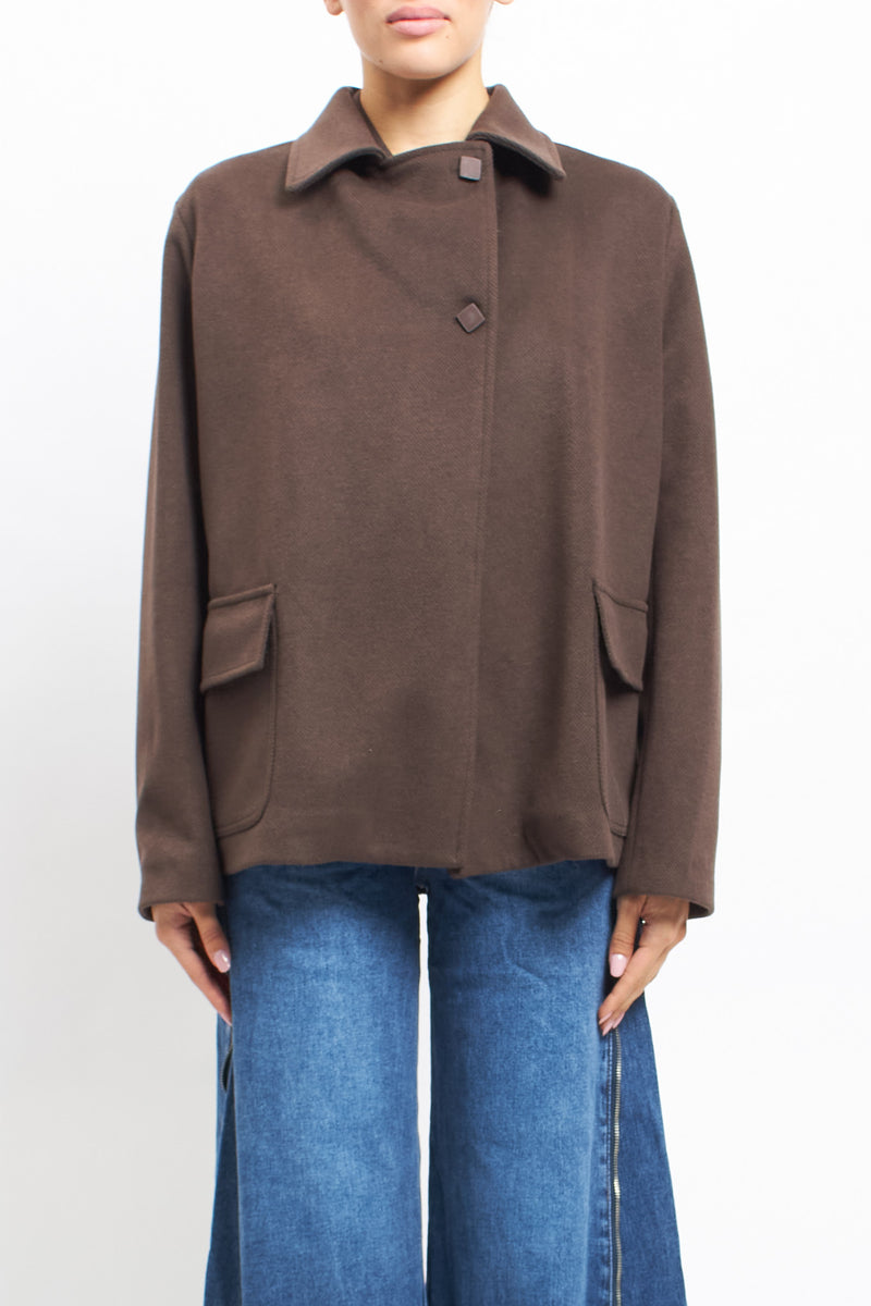 Cappotto corto asimmetrico con doppio bottone