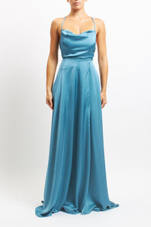 Abito in raso con coppe e spacco