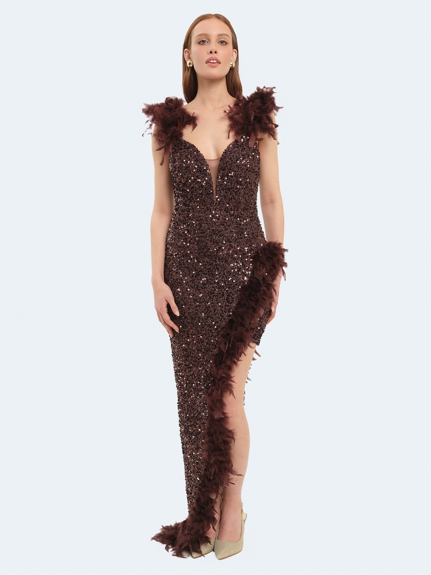 Abito lungo asimmetrico con piume e paillettes