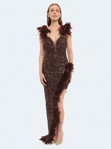 Abito lungo asimmetrico con piume e paillettes