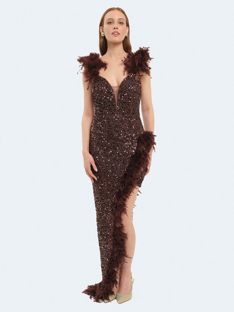 Abito lungo asimmetrico con piume e paillettes