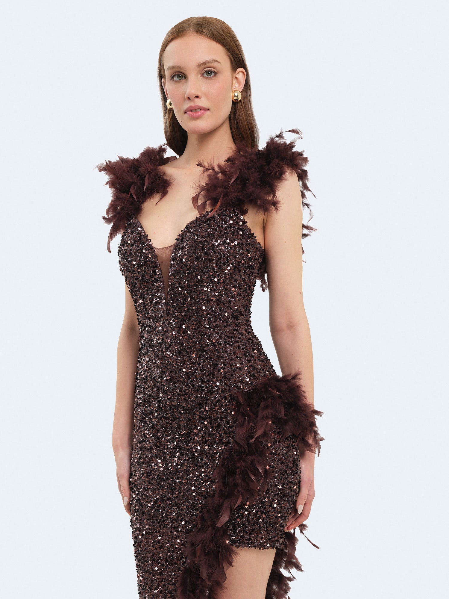 Abito lungo asimmetrico con piume e paillettes