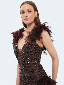 Abito lungo asimmetrico con piume e paillettes