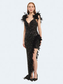 Abito lungo asimmetrico con piume e paillettes
