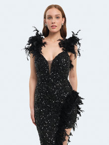 Abito lungo asimmetrico con piume e paillettes