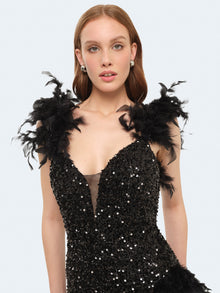 Abito lungo asimmetrico con piume e paillettes