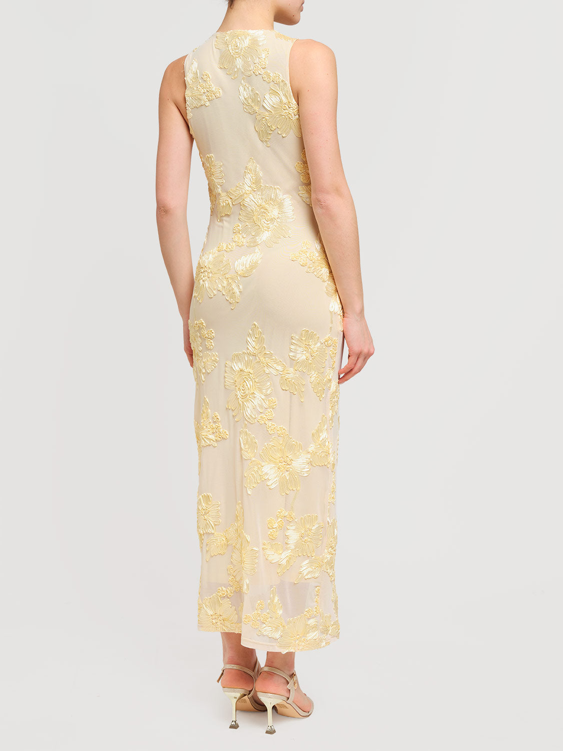 Abito con ricami floreali