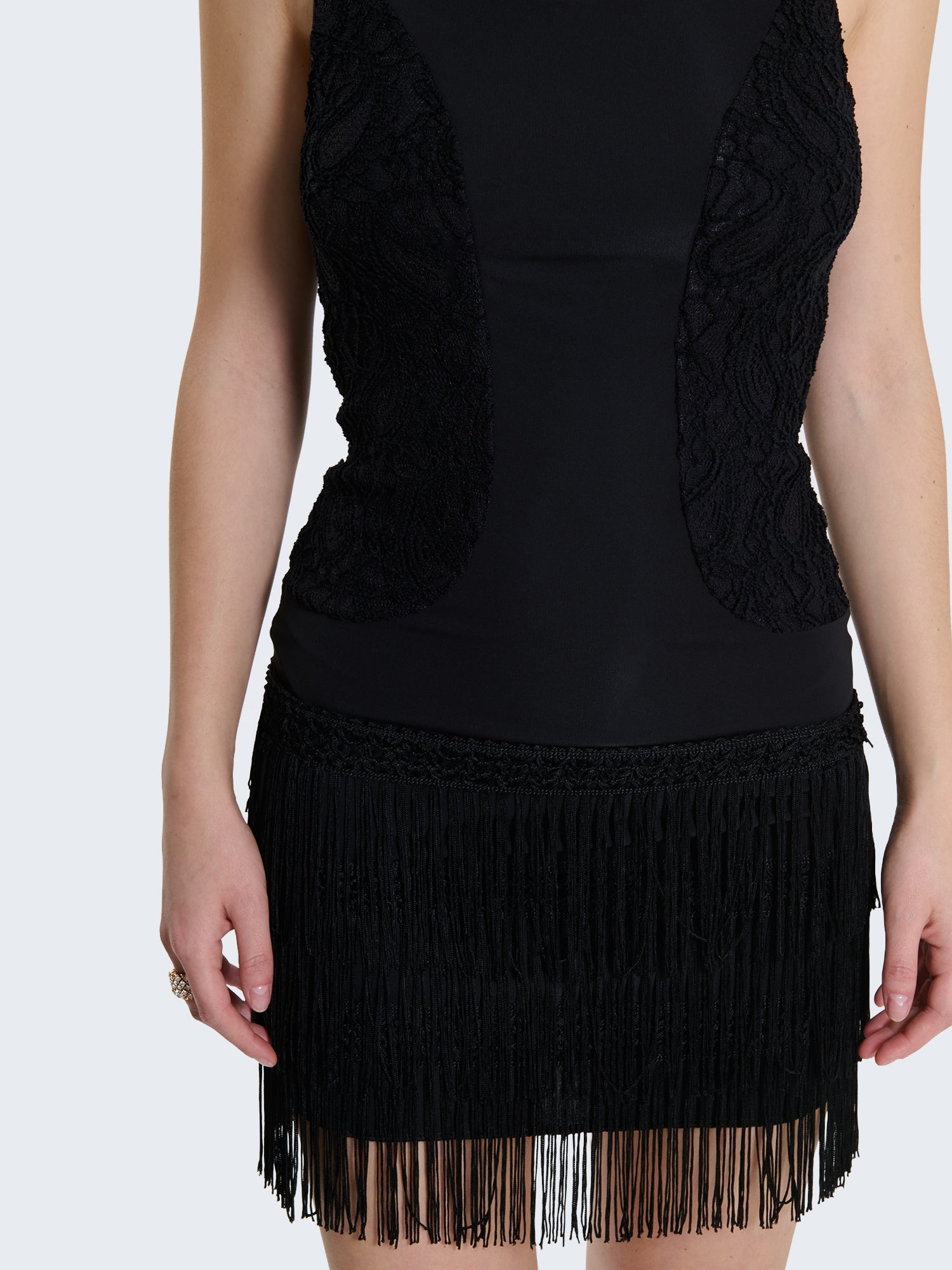 Mini abito con scollo sulla schiena e frange