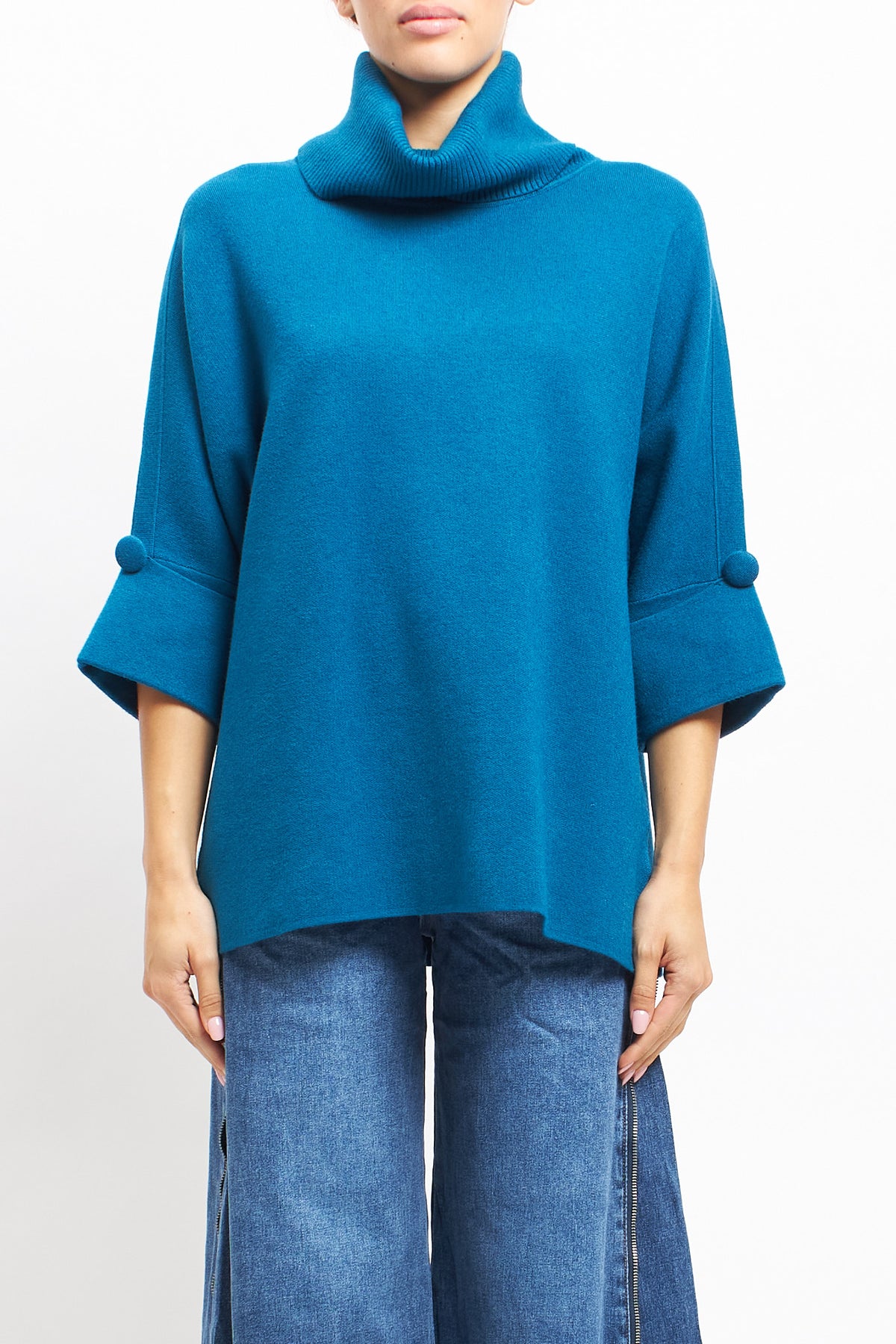 Maglia con collo alto a costine e manica con risvolto