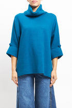 Maglia con collo alto a costine e manica con risvolto