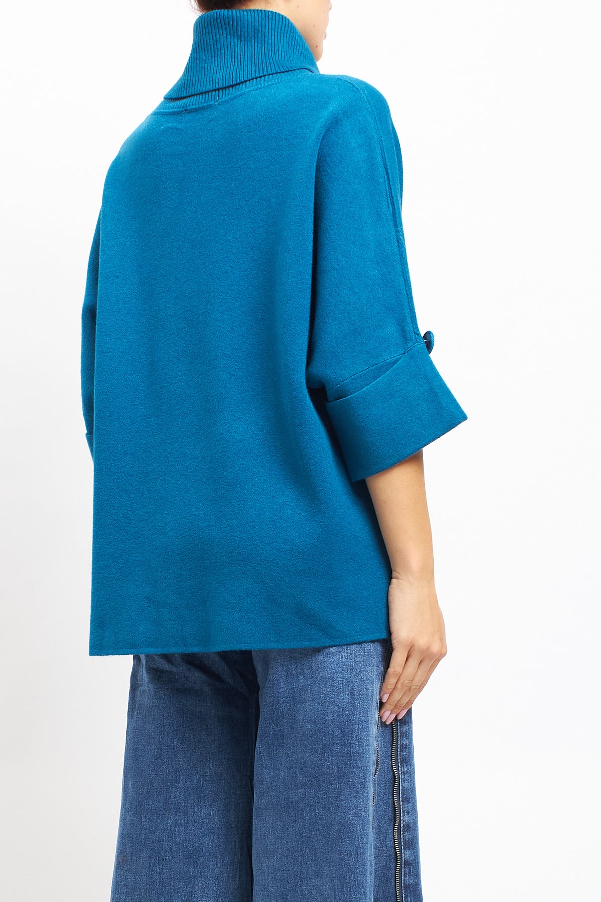 Maglia con collo alto a costine e manica con risvolto