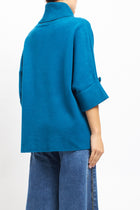 Maglia con collo alto a costine e manica con risvolto
