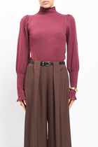 Maglia con collo alto con polsini a costine