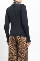 Maglia con collo alto con polsini a costine