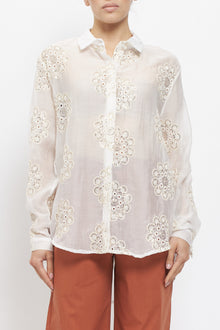Camicia con ricami floreali
