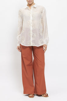 Camicia con ricami floreali