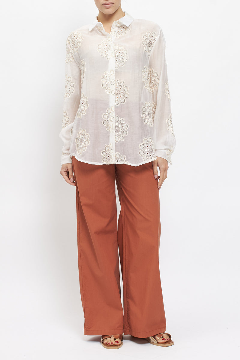 Camicia con ricami floreali