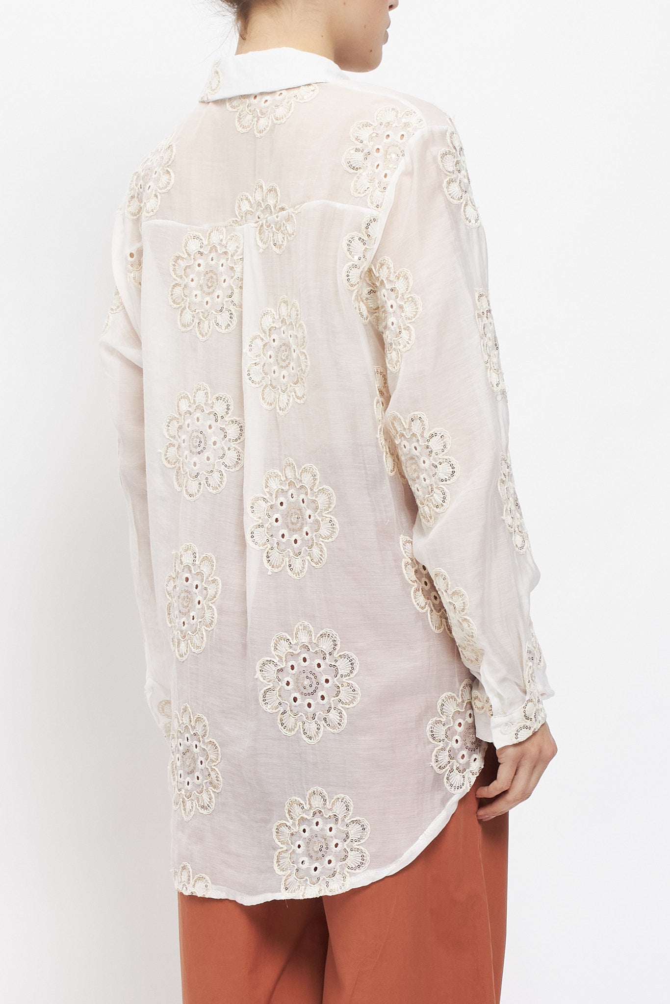 Camicia con ricami floreali