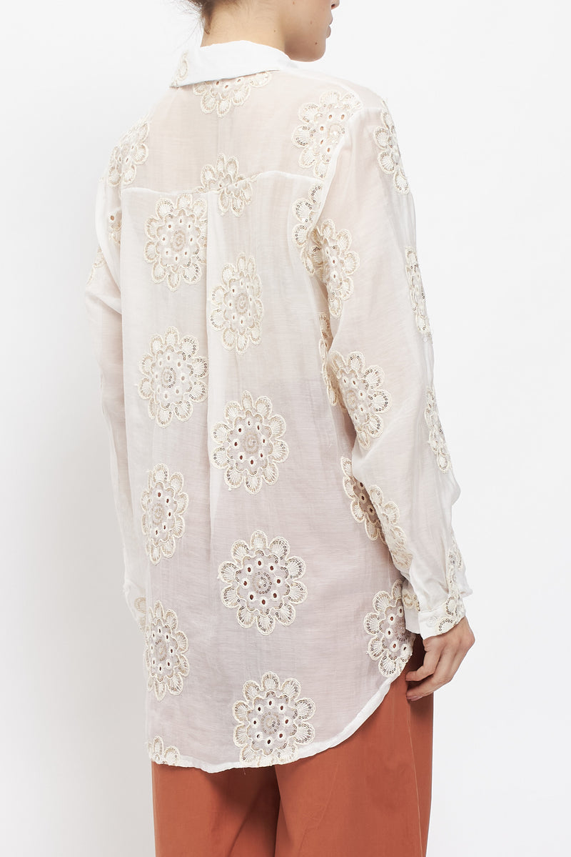 Camicia con ricami floreali