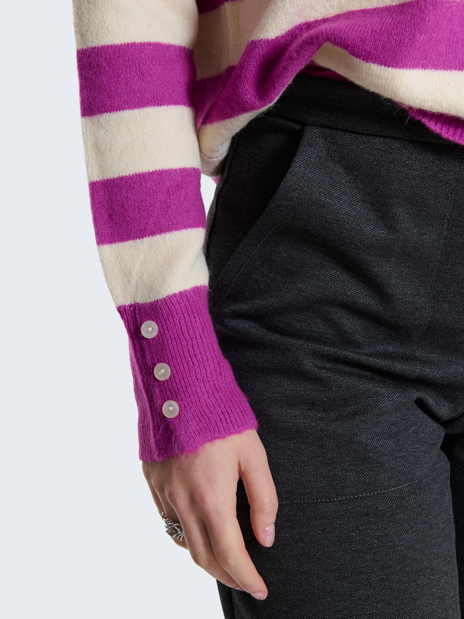 Maglione a righe con bottoncini