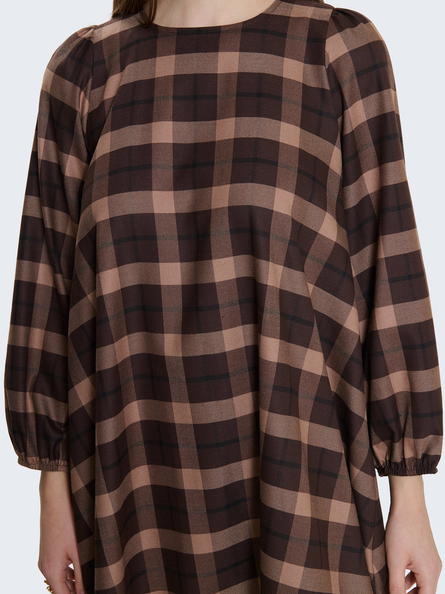 Abito corto a quadri con maniche a palloncino