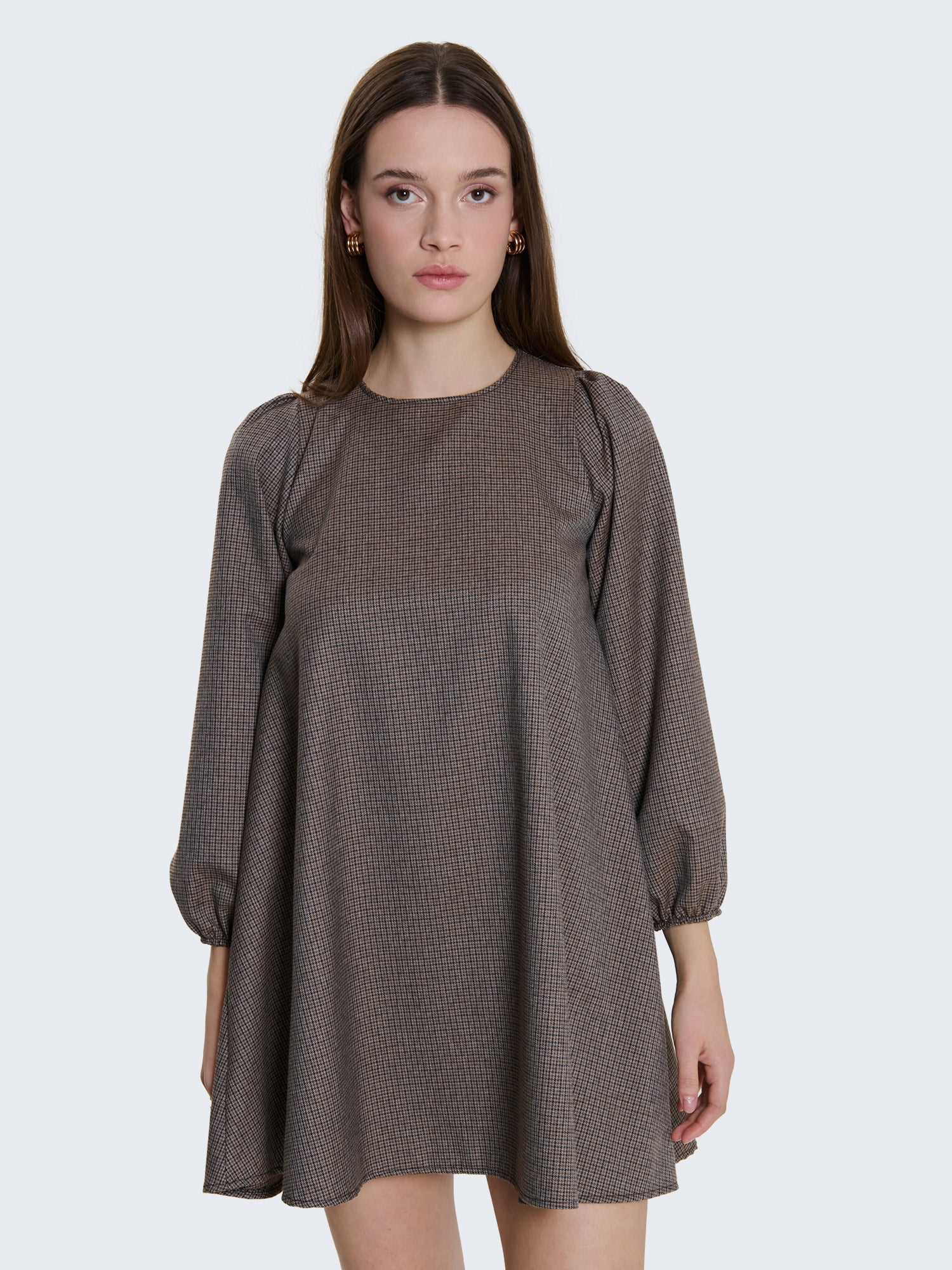 Abito corto a quadratini con maniche a palloncino