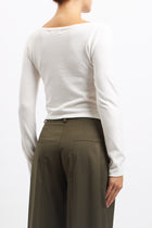 Maglia cropped con scollo a barca