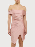 Abito corto con spalle scoperte