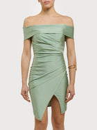 Abito corto con spalle scoperte