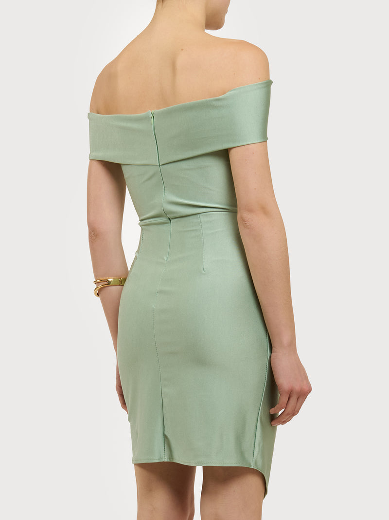 Abito corto con spalle scoperte